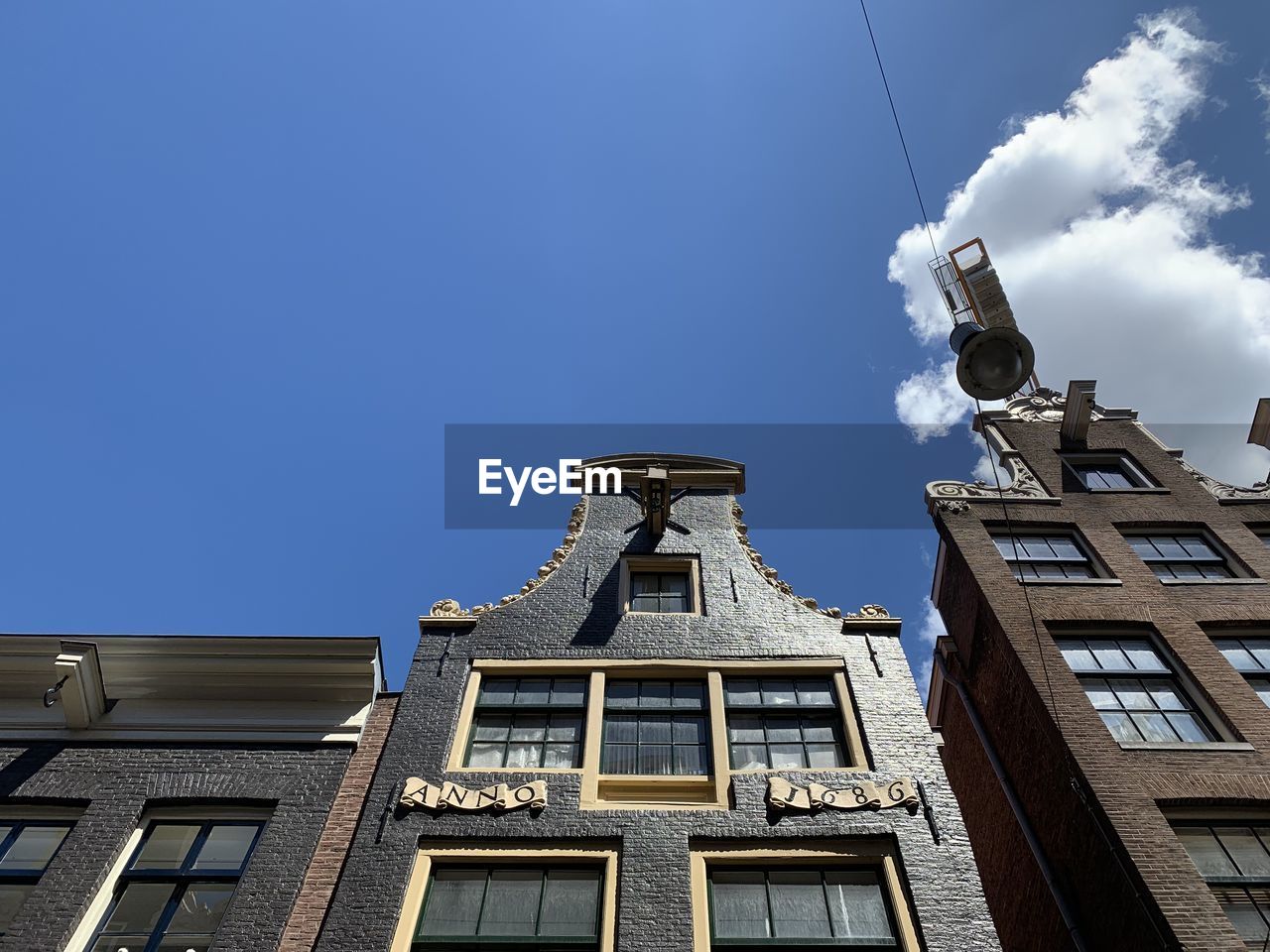 LOW ANGLE VIEW OF BUILDING AGAINST CLEAR BLUE SKY