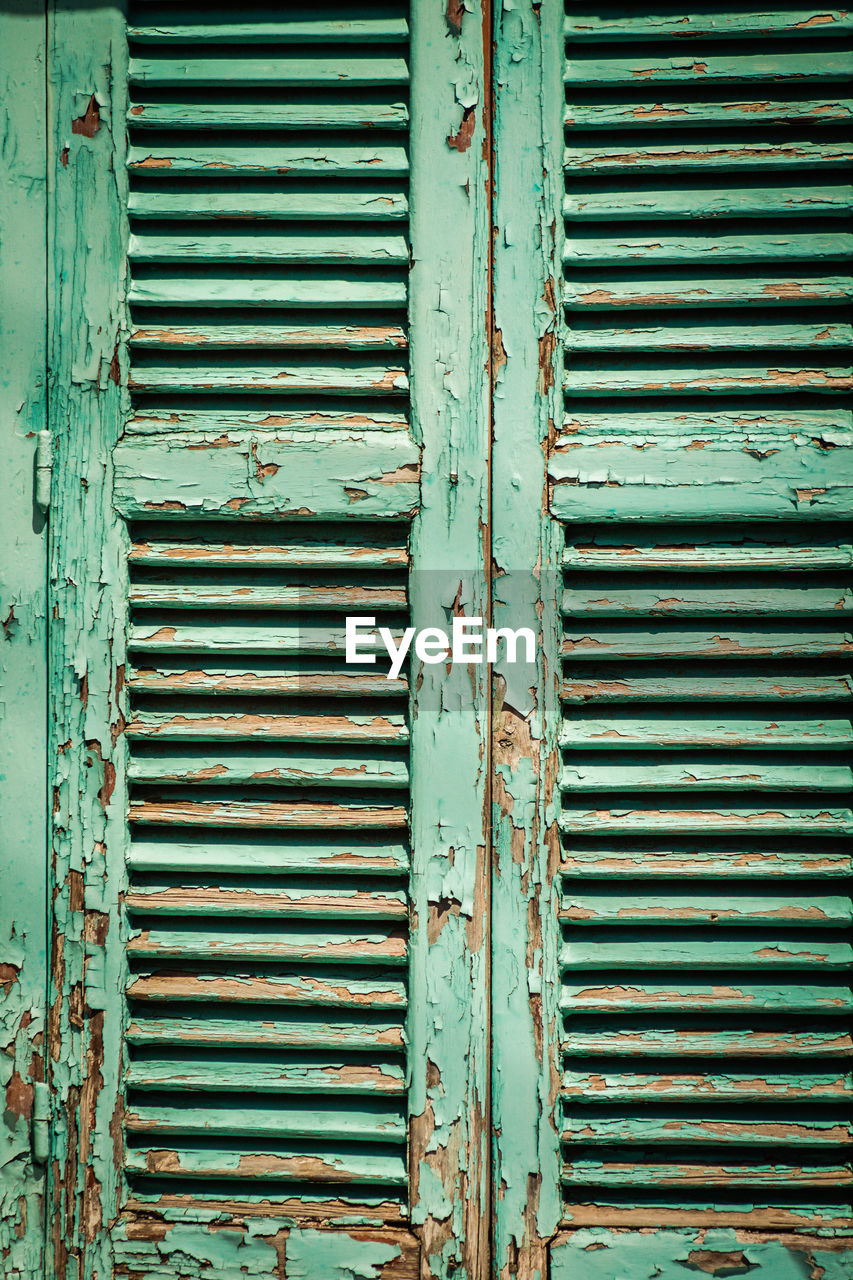 FULL FRAME SHOT OF OLD RUSTY METAL IN CONTAINER