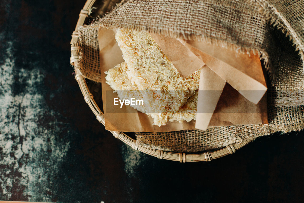 HIGH ANGLE VIEW OF MEAL IN BASKET