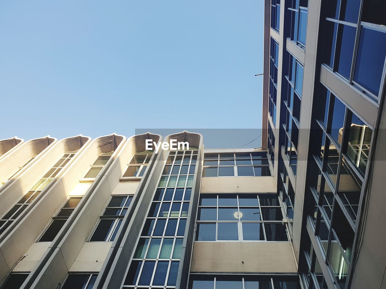 LOW ANGLE VIEW OF BUILDING AGAINST CLEAR BLUE SKY