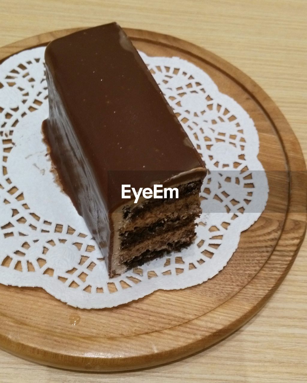 CLOSE-UP OF CAKE ON PLATE