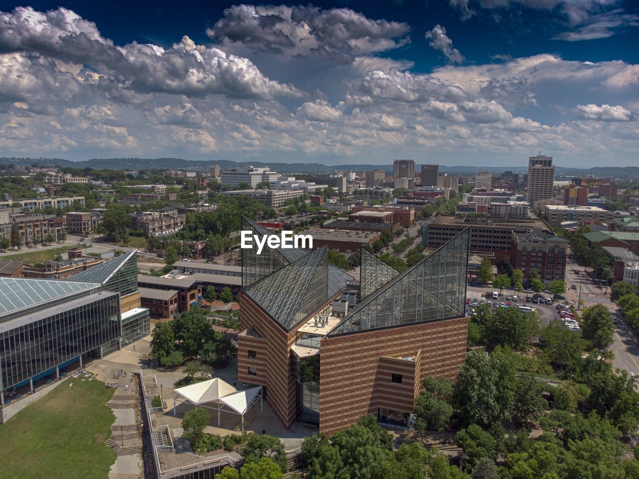 HIGH ANGLE VIEW OF TOWNSCAPE AGAINST SKY IN CITY