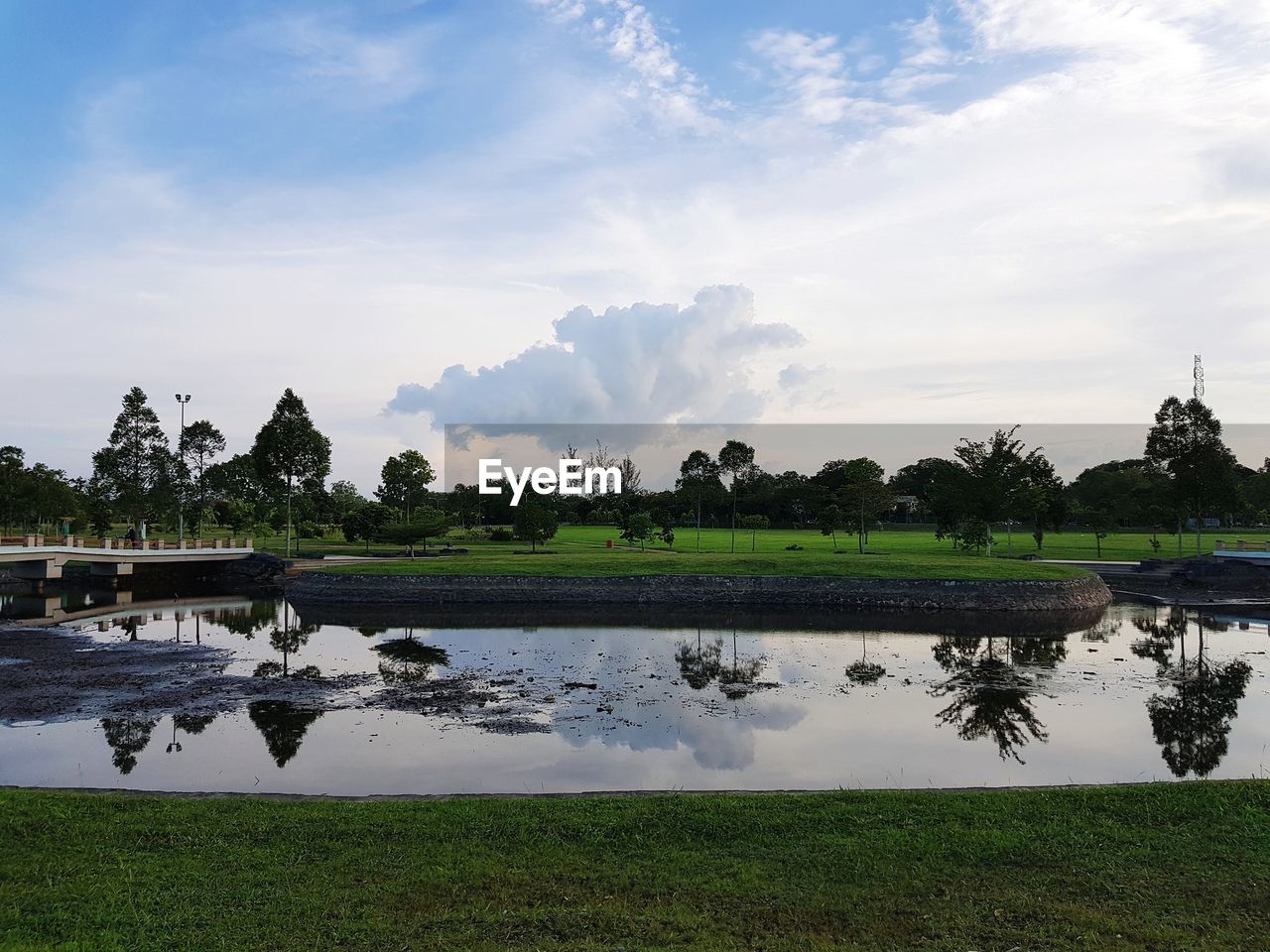 IDYLLIC VIEW OF LAKE AGAINST SKY