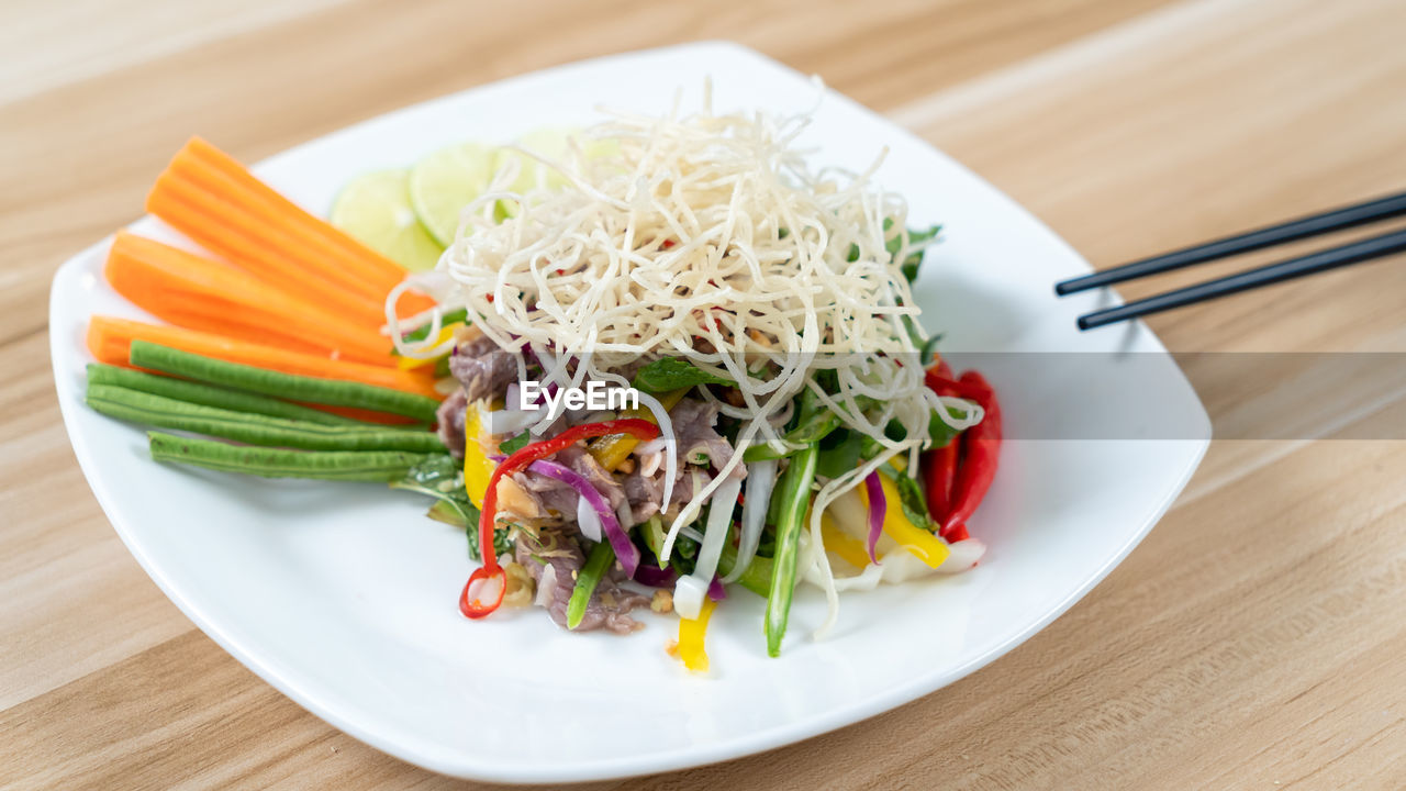 HIGH ANGLE VIEW OF FOOD ON TABLE