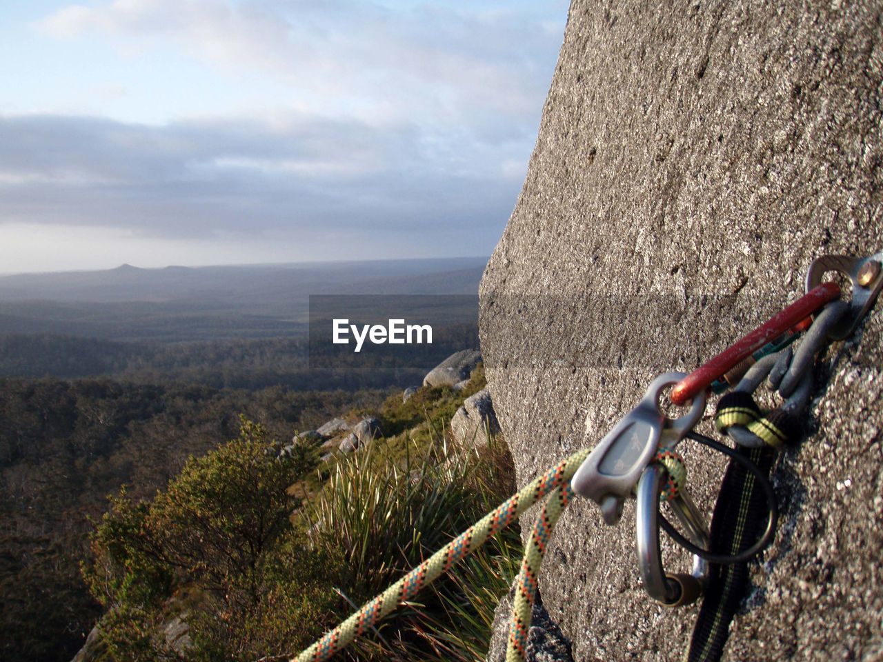 Securing the rope, safety equipment and protective measurement when climbing