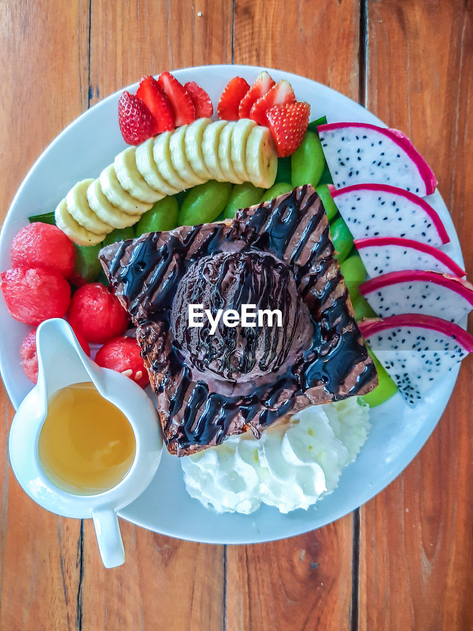 HIGH ANGLE VIEW OF CAKE ON PLATE