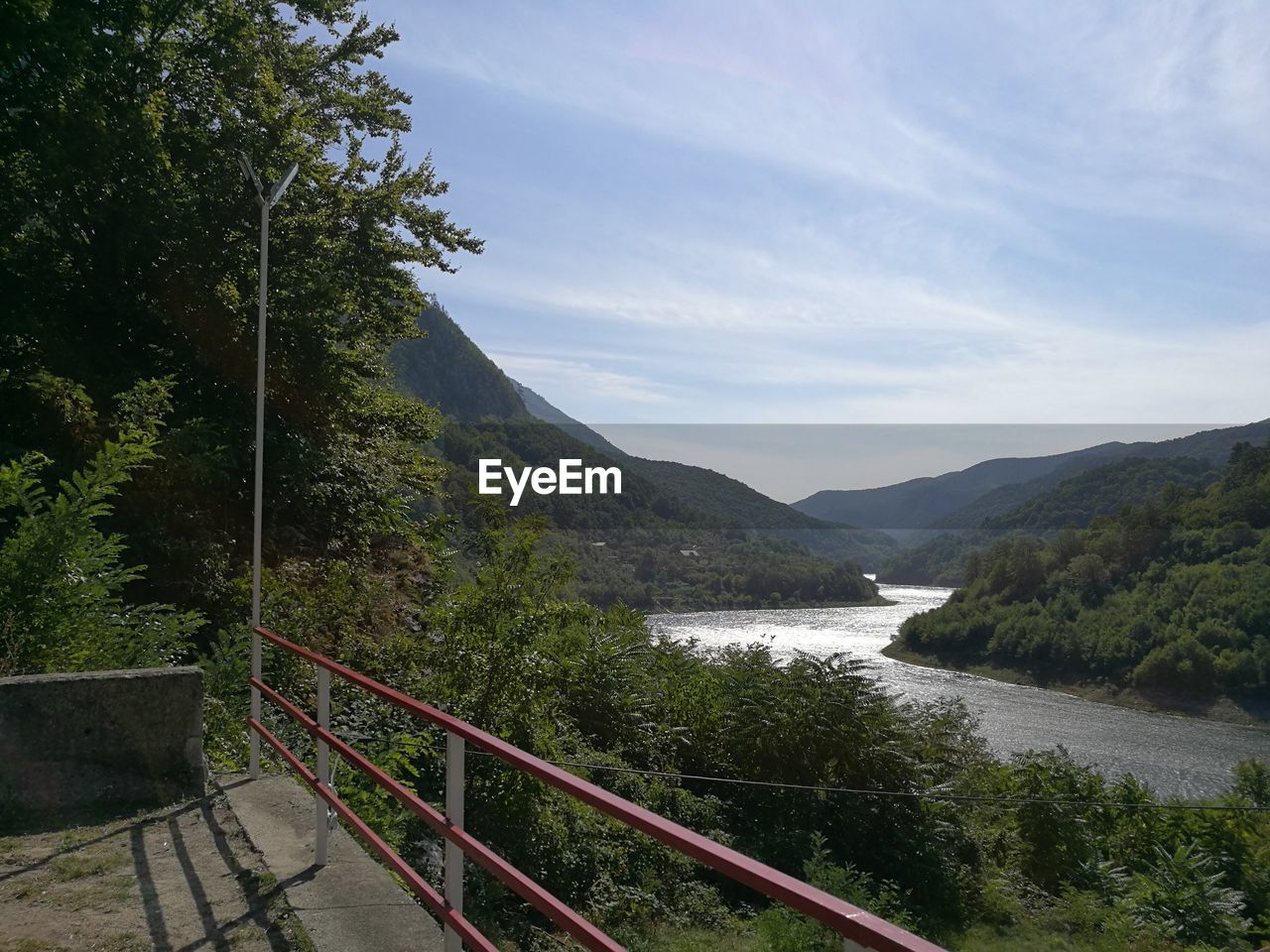 SCENIC VIEW OF RIVER AMIDST MOUNTAINS AGAINST SKY