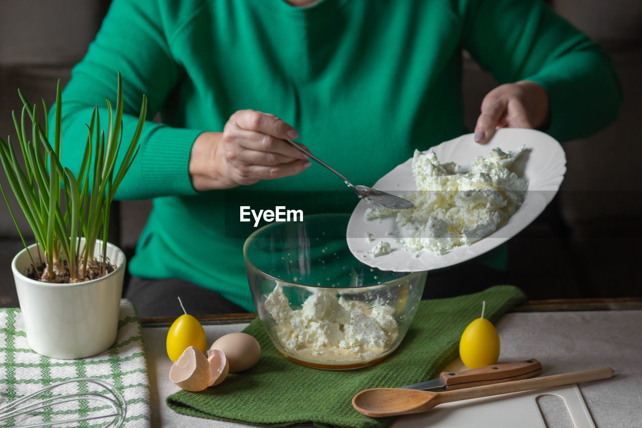 midsection of man preparing food