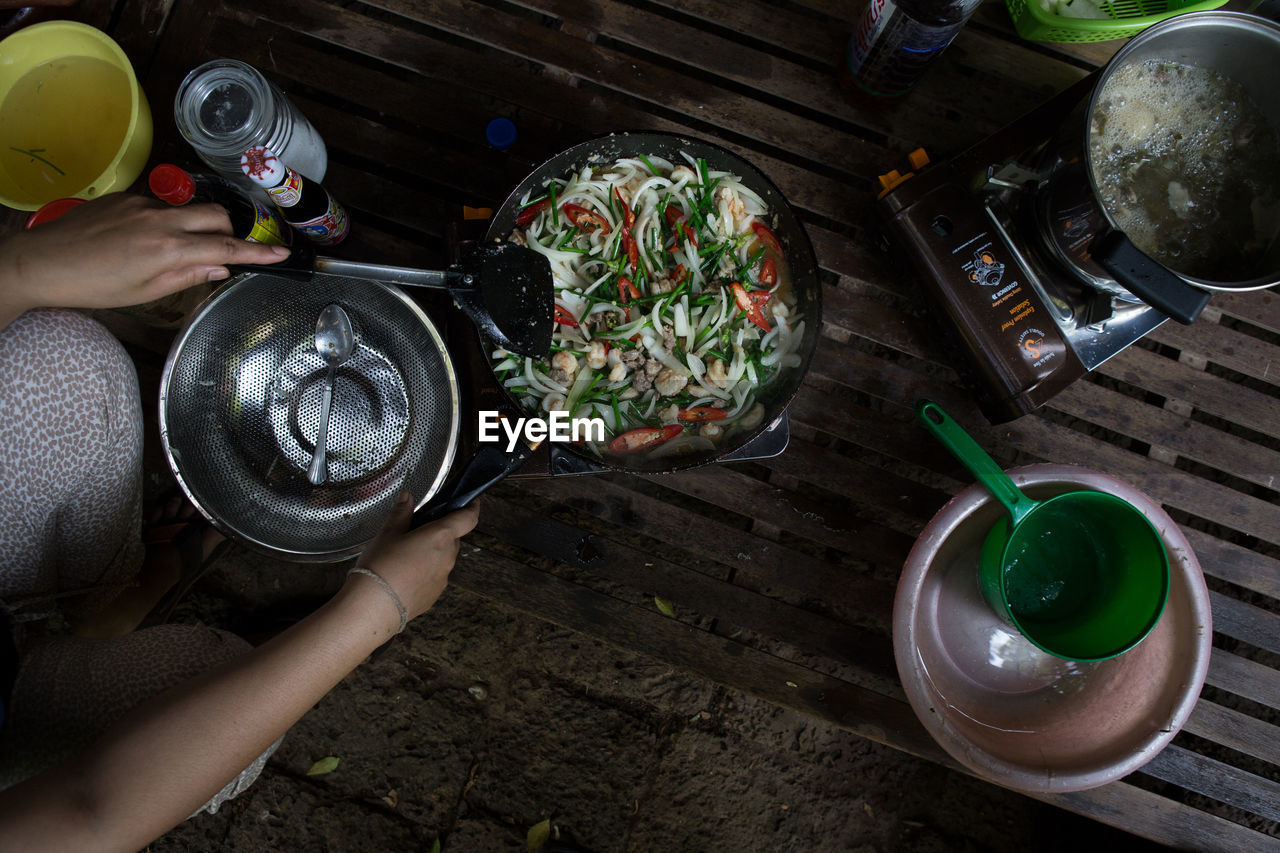 HIGH ANGLE VIEW OF PERSON HOLDING FOOD