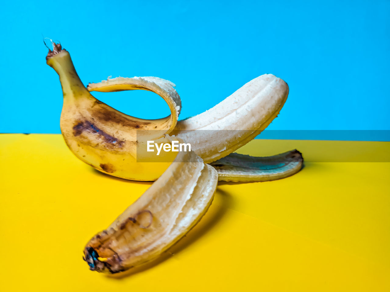 CLOSE-UP OF BANANAS ON TABLE