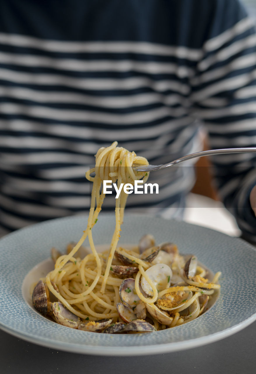 CLOSE-UP OF PASTA ON PLATE