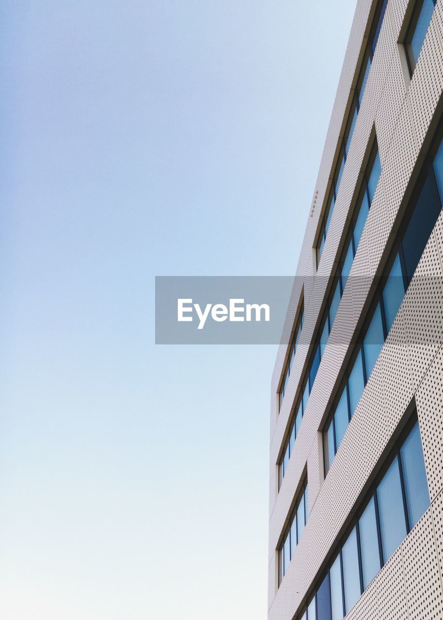 LOW ANGLE VIEW OF MODERN BUILDING AGAINST SKY