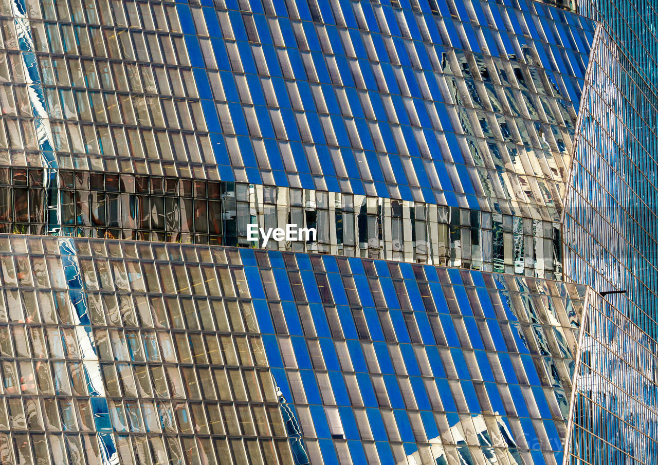 FULL FRAME SHOT OF MODERN GLASS BUILDING