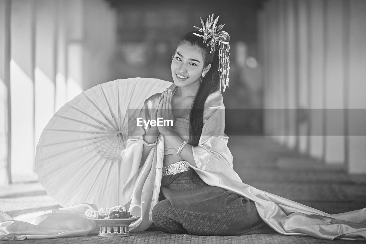 PORTRAIT OF A YOUNG WOMAN SMILING