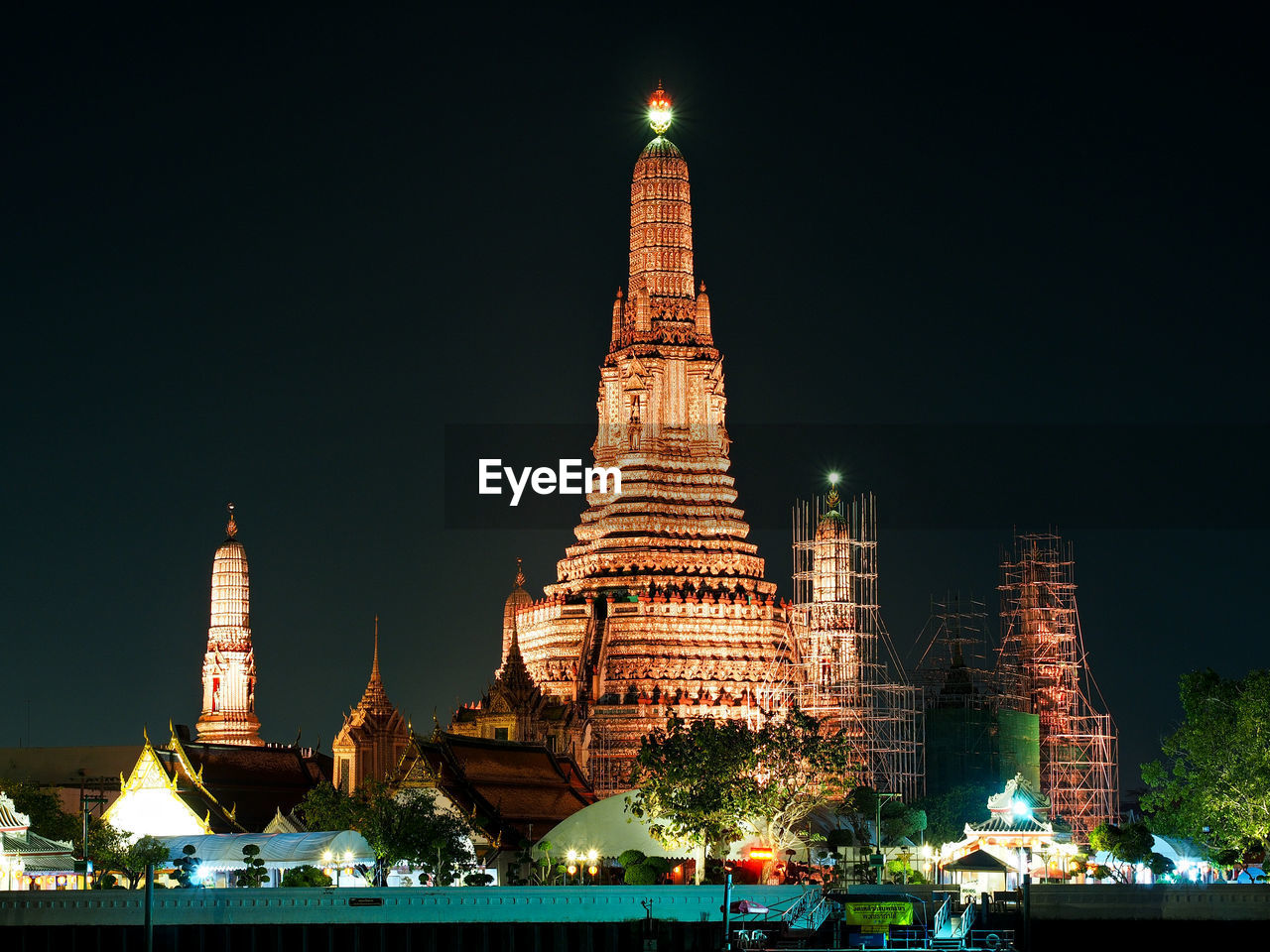 Exterior of illuminated wat arun against clear sky at night