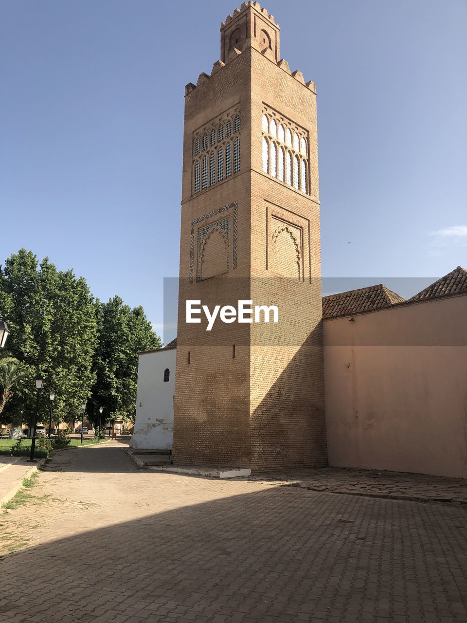 LOW ANGLE VIEW OF TOWER AGAINST SKY IN CITY