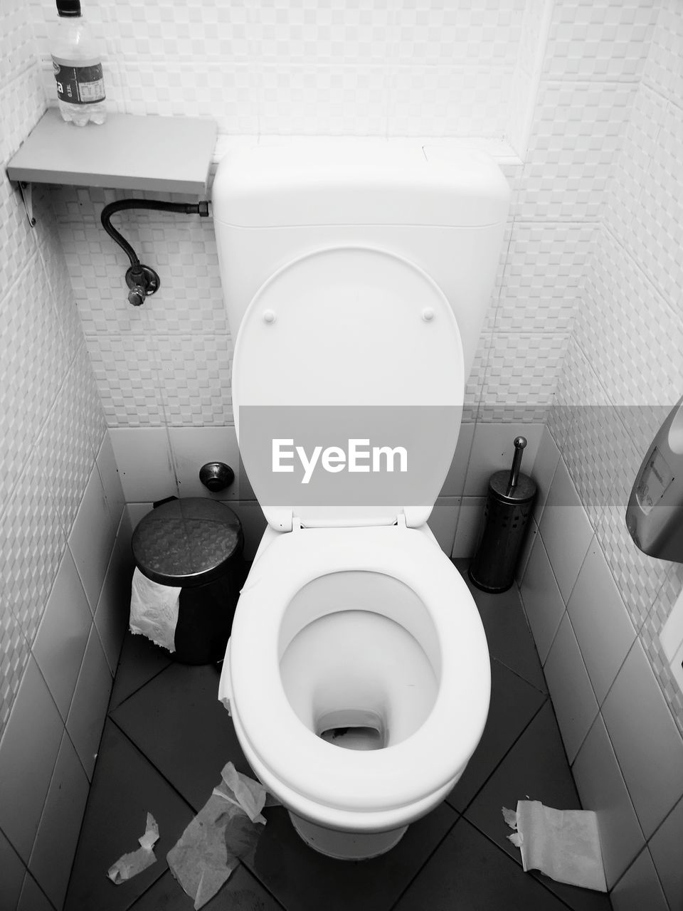 HIGH ANGLE VIEW OF TOILET IN BATHROOM AT HOME