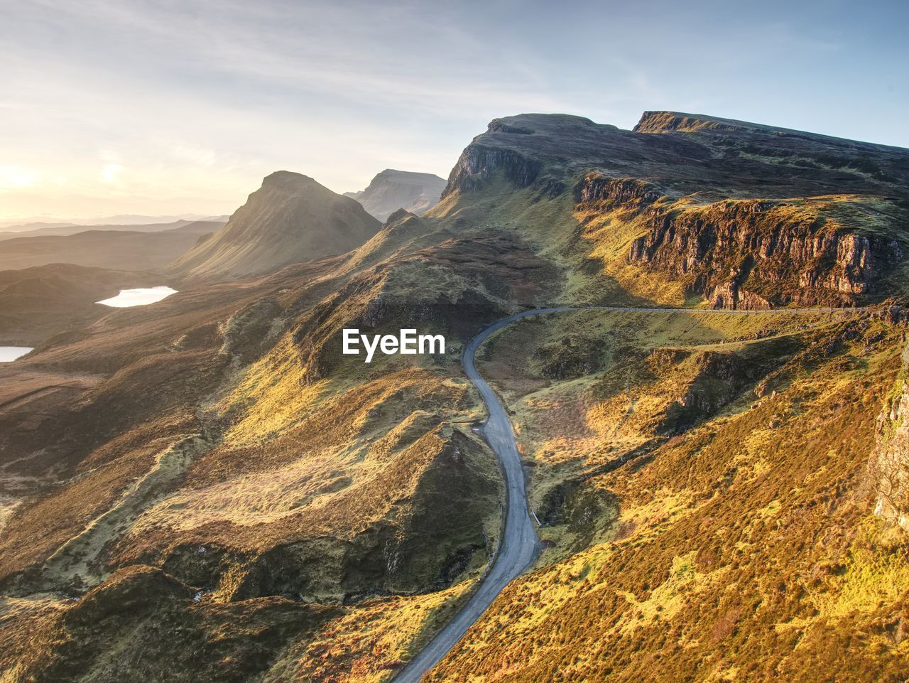 Empty curvy road in scottish highlands. northwest part of quiraing hill, on isle of skye in scotland