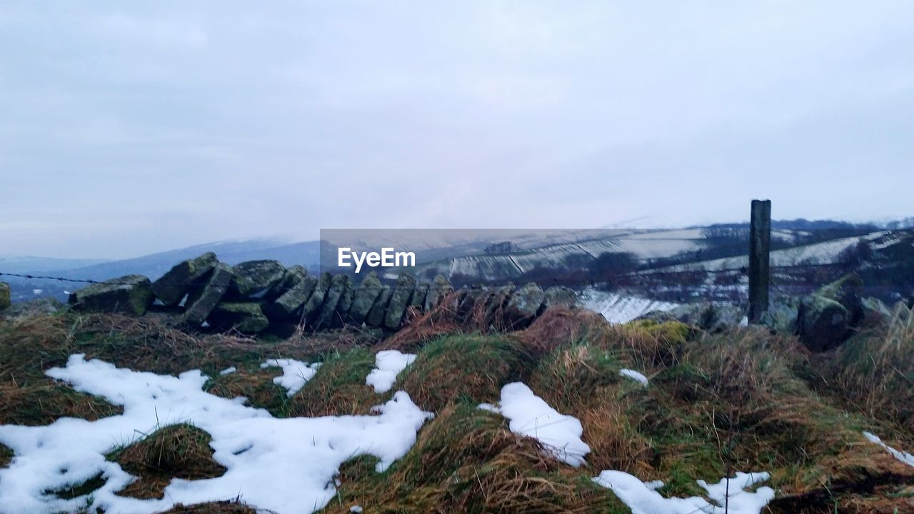 SCENIC VIEW OF SNOW MOUNTAINS AGAINST SKY