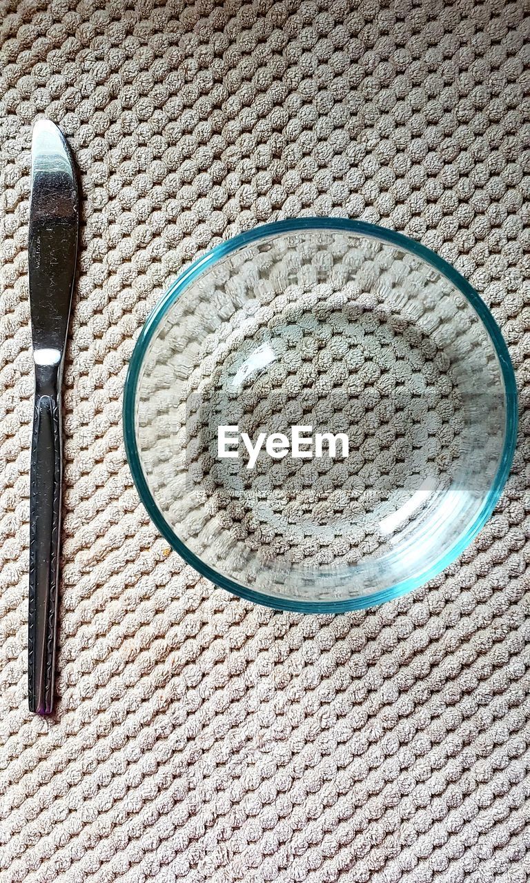 HIGH ANGLE VIEW OF ICE CREAM IN BOWL ON TABLE