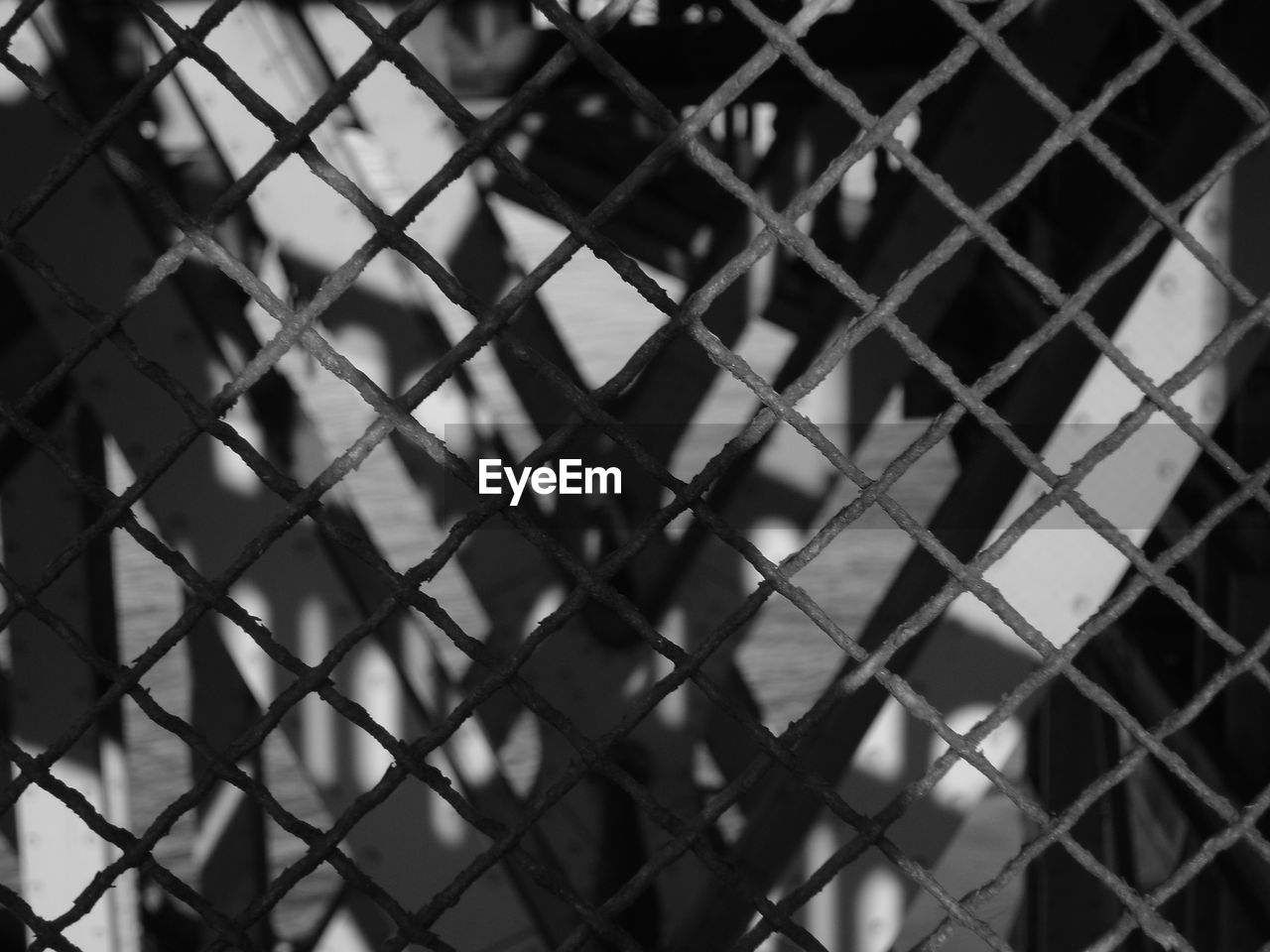 FULL FRAME SHOT OF CHAINLINK FENCE