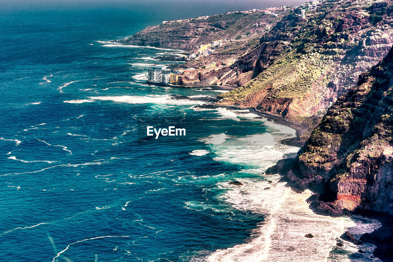 HIGH ANGLE VIEW OF SEA WAVES