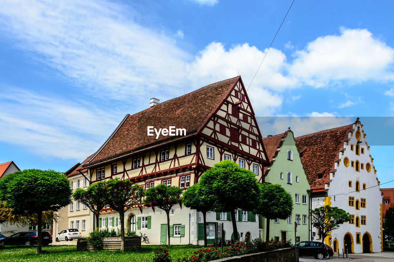 HOUSES BY STREET AGAINST SKY