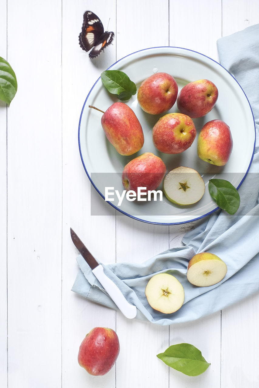 HIGH ANGLE VIEW OF FRUITS IN BOWL