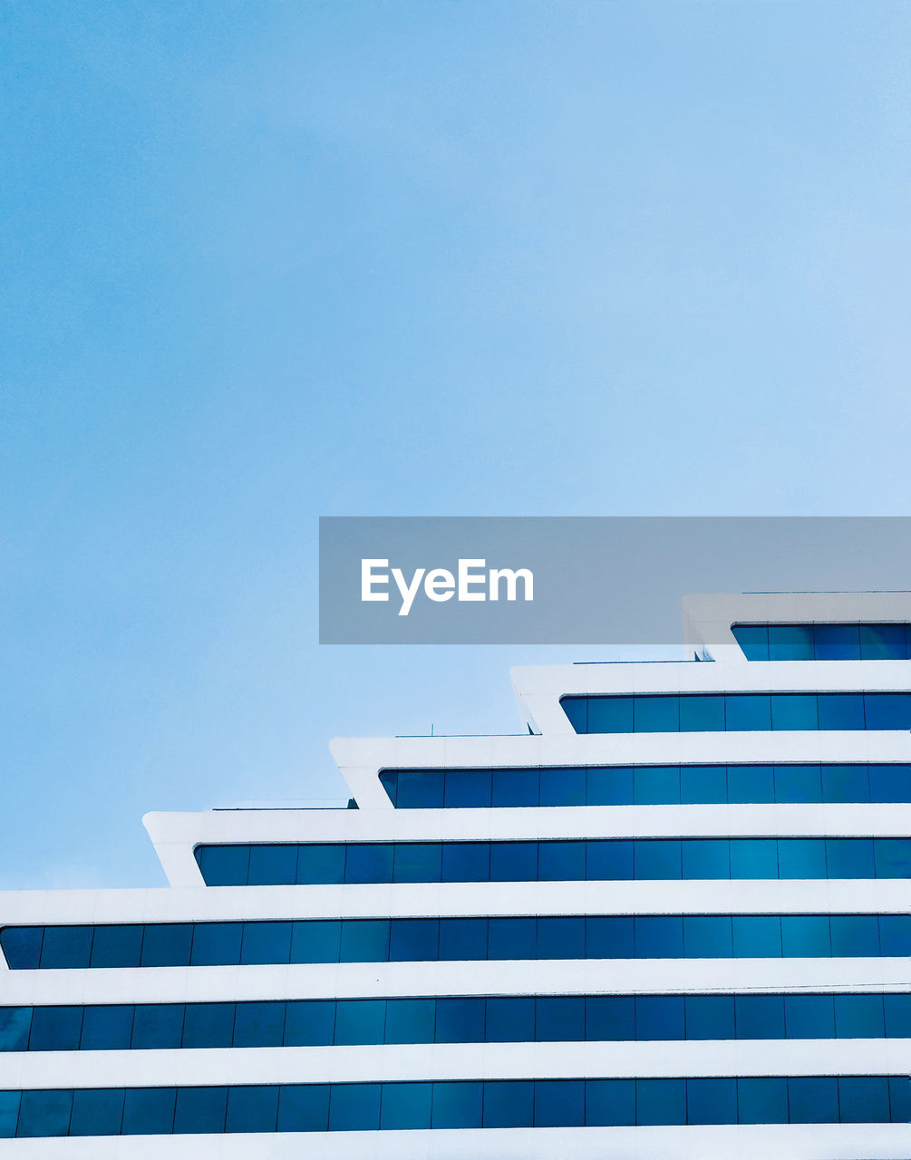 LOW ANGLE VIEW OF MODERN BUILDING AGAINST CLEAR SKY