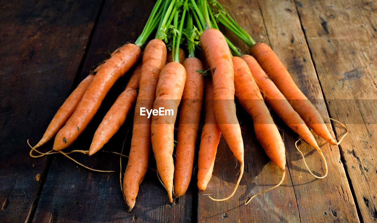 HIGH ANGLE VIEW OF FRESH VEGETABLES IN CONTAINER