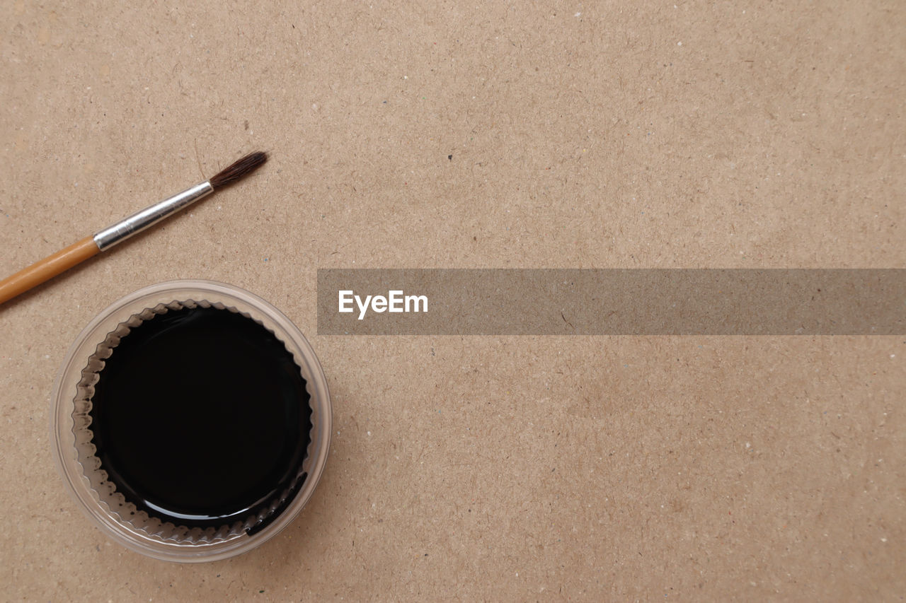 HIGH ANGLE VIEW OF COFFEE CUP ON TABLE