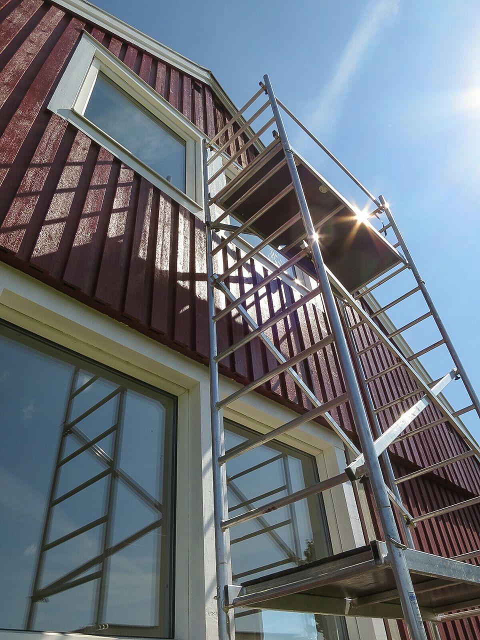 LOW ANGLE VIEW OF BUILDINGS AGAINST SKY