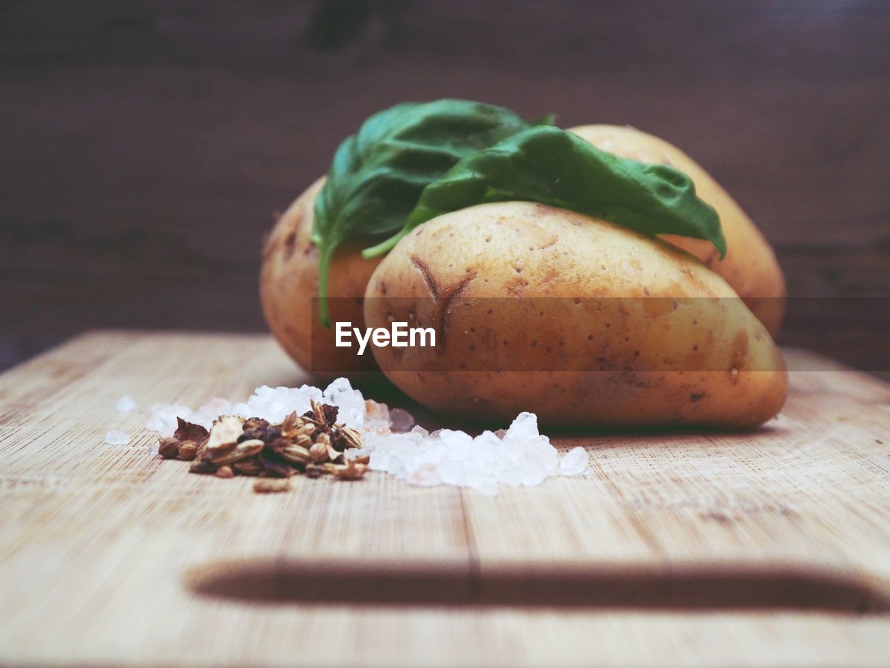 CLOSE-UP OF BURGER IN CONTAINER ON TABLE
