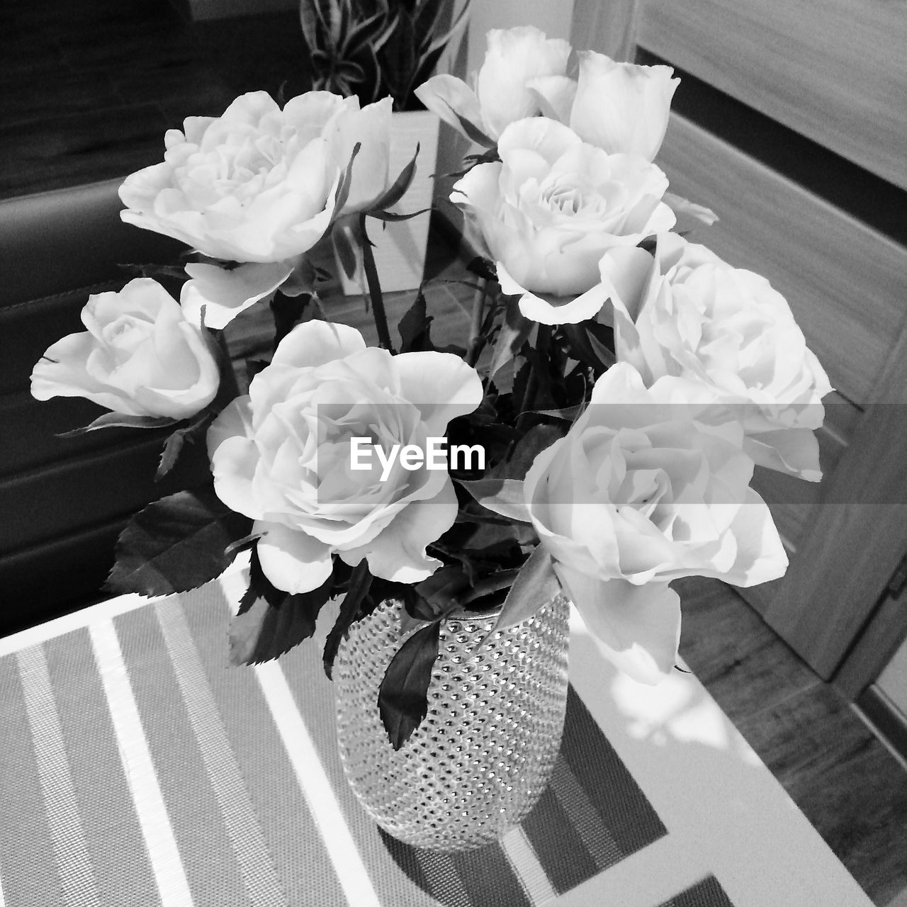 CLOSE-UP OF ROSE BOUQUET ON TABLE