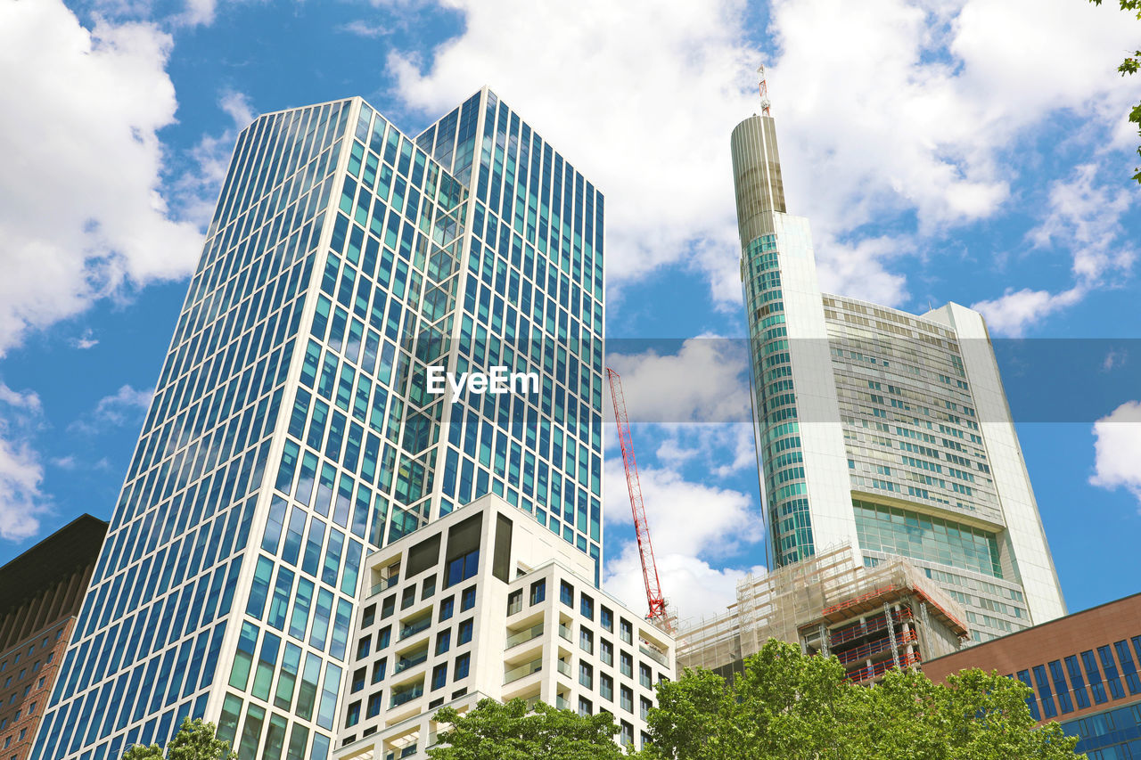 LOW ANGLE VIEW OF MODERN BUILDING AGAINST SKY