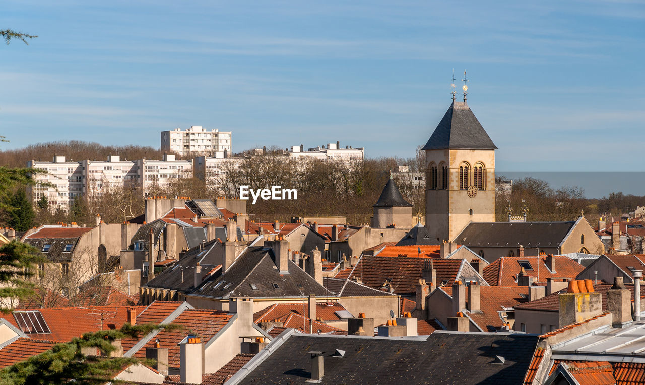 HIGH ANGLE VIEW OF BUILDINGS IN TOWN