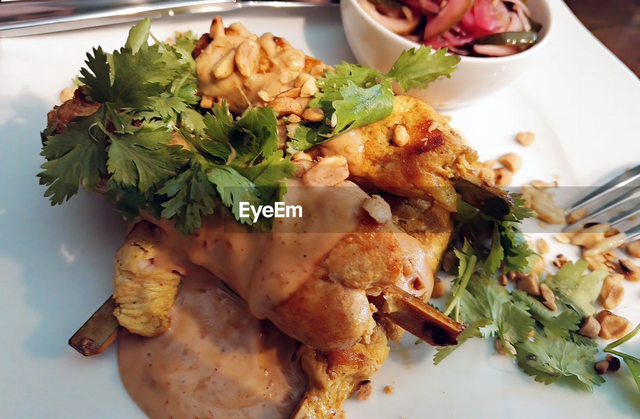 HIGH ANGLE VIEW OF FOOD SERVED IN PLATE