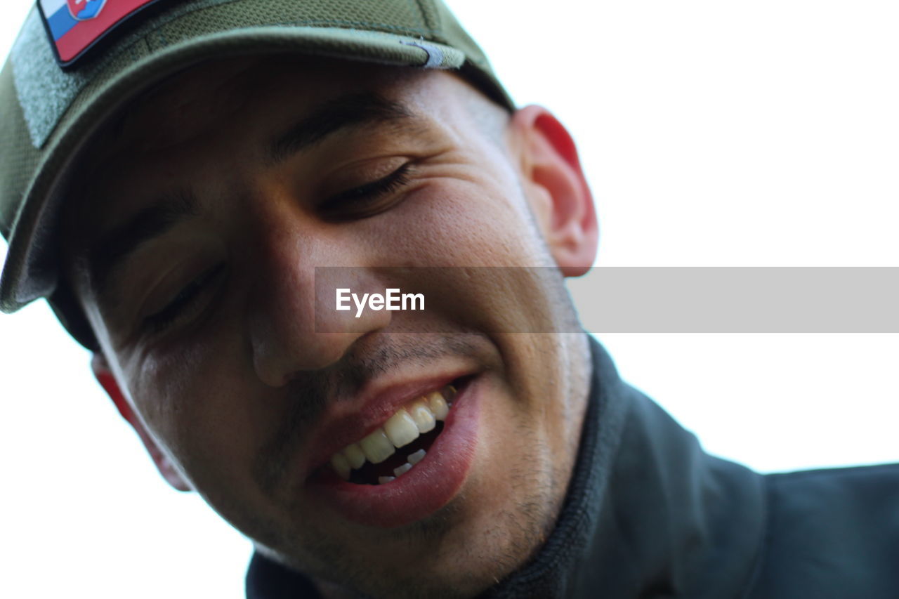 CLOSE-UP PORTRAIT OF SMILING MAN