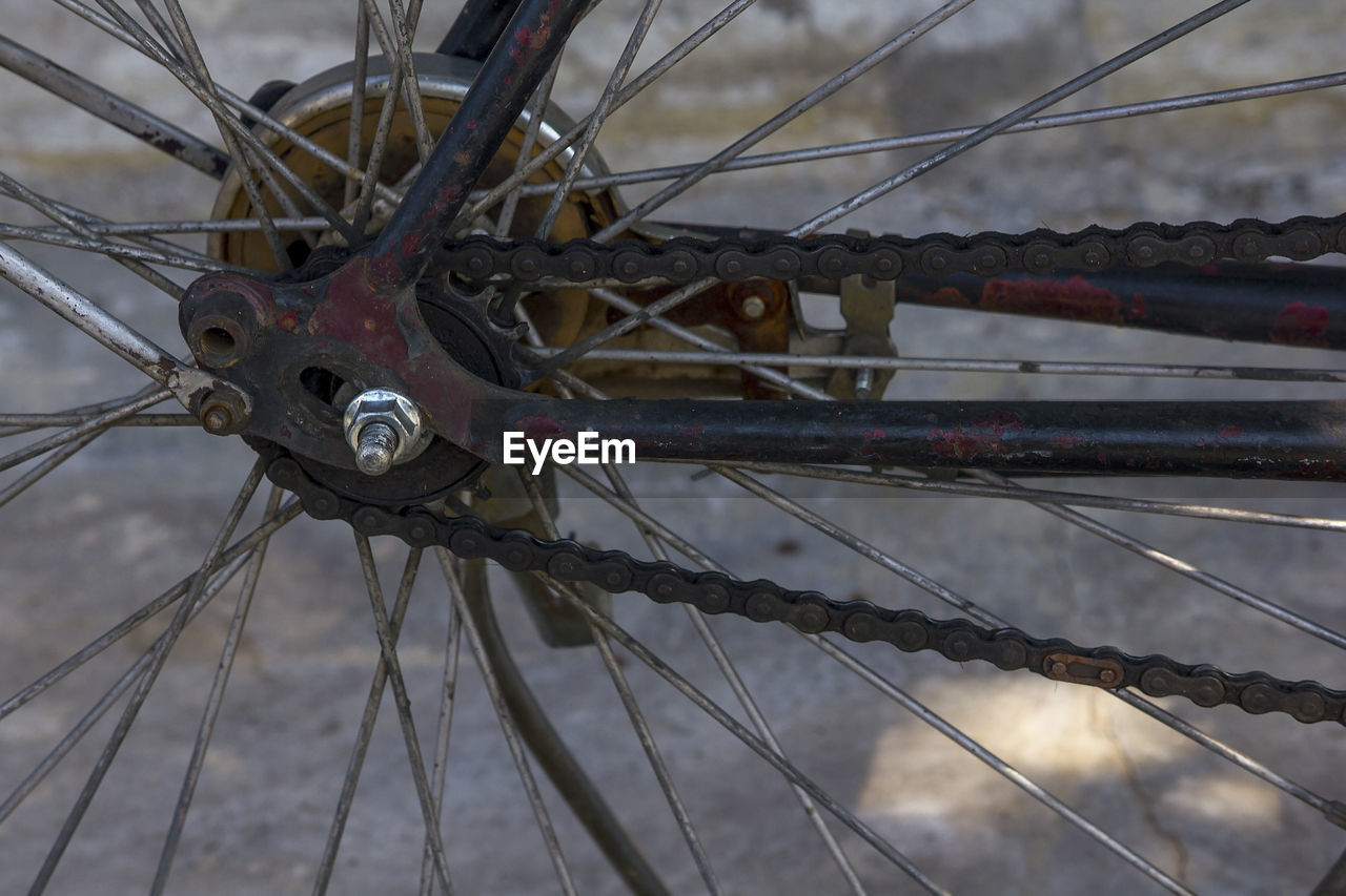 CLOSE-UP OF BICYCLE WHEEL WITH CHAIN