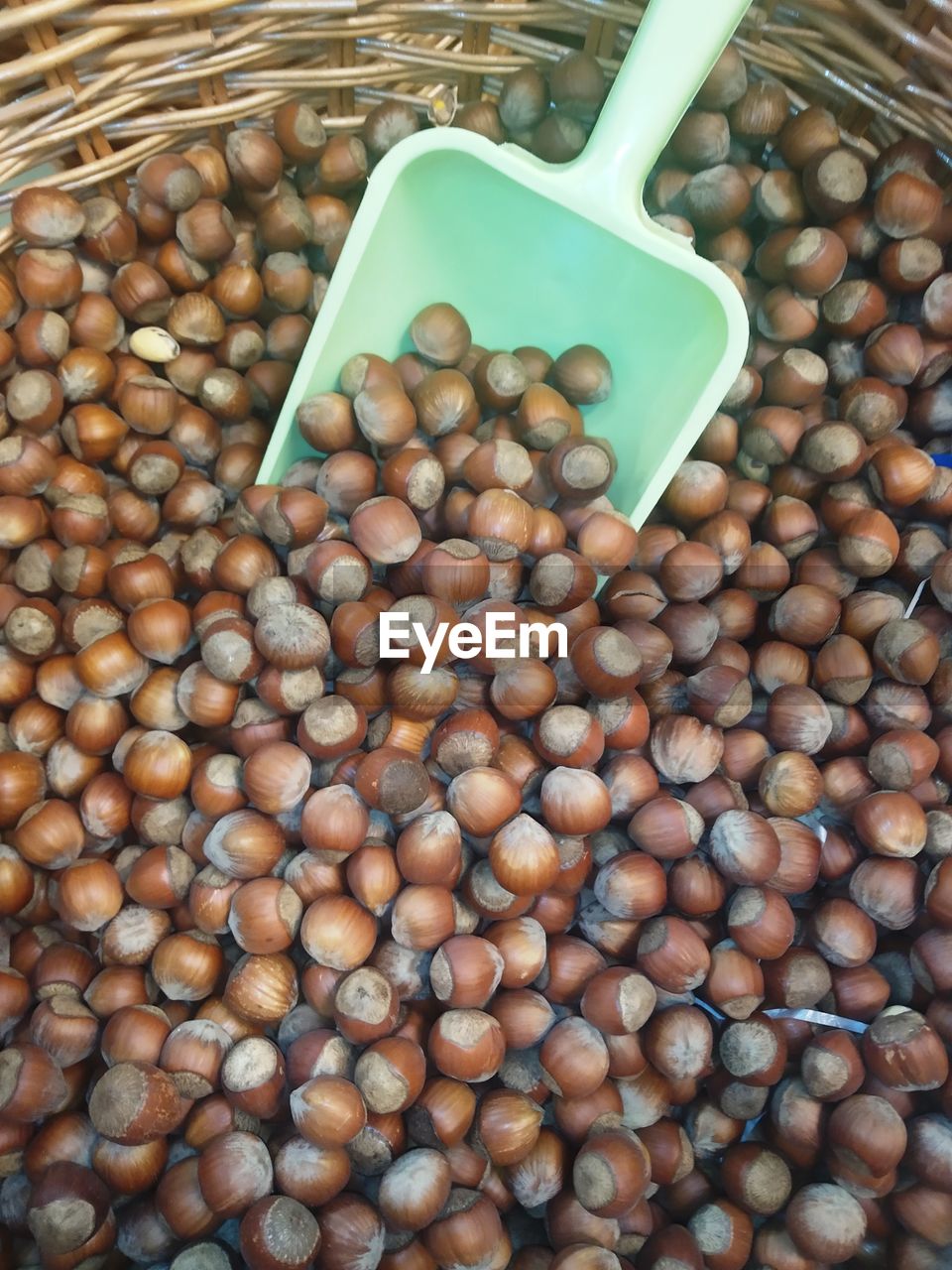 HIGH ANGLE VIEW OF ONIONS FOR SALE IN MARKET