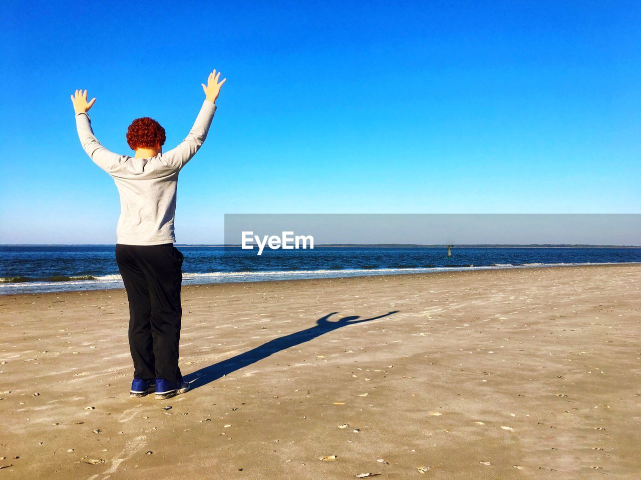 FULL LENGTH REAR VIEW OF WOMAN WALKING AT BEACH