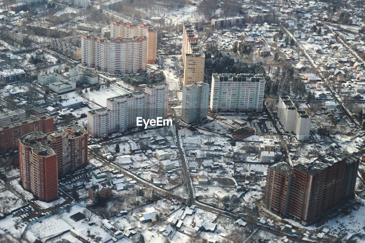 HIGH ANGLE VIEW OF BUILDINGS IN CITY