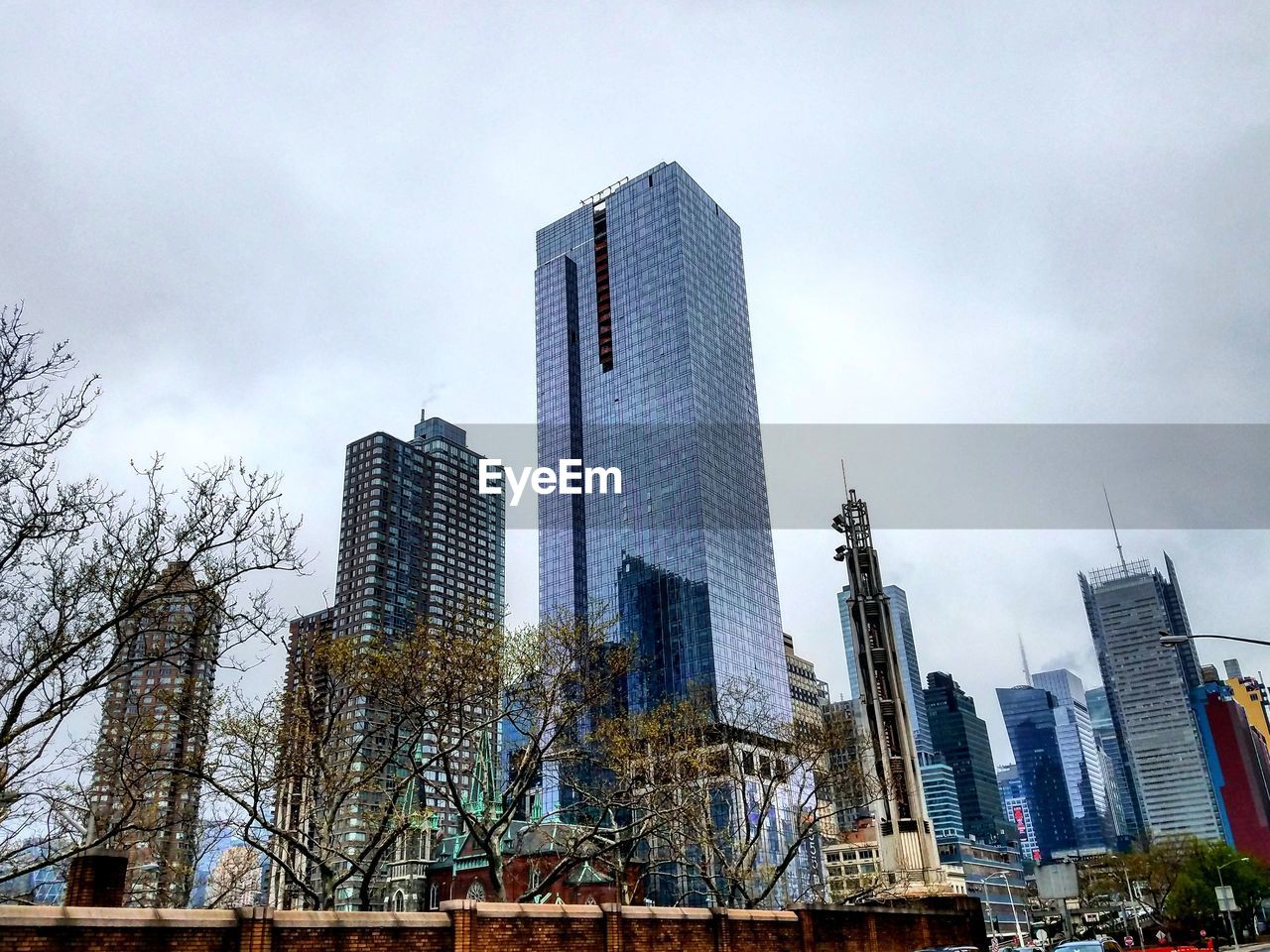 LOW ANGLE VIEW OF SKYSCRAPERS IN CITY