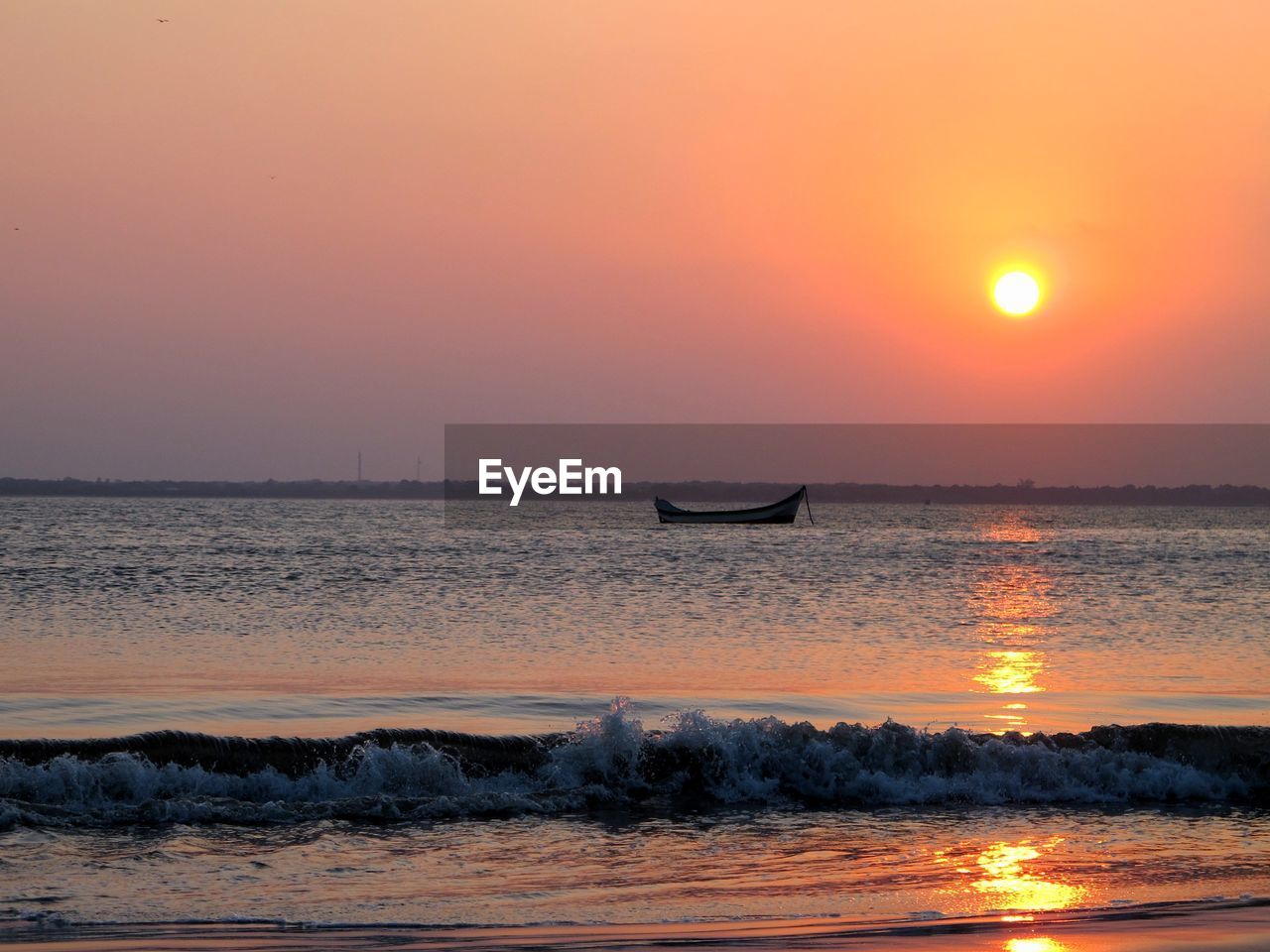 SCENIC VIEW OF SEA AGAINST SUNSET SKY