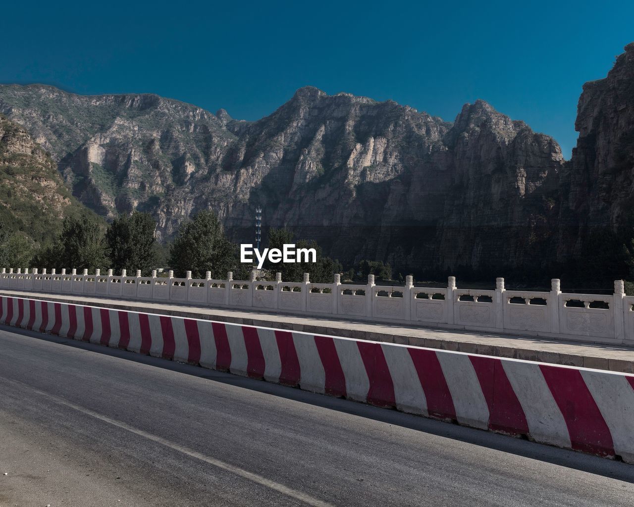 ROAD BY MOUNTAIN RANGE AGAINST SKY