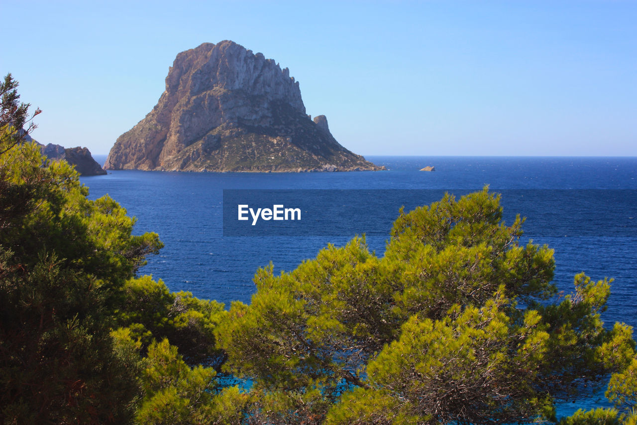 SCENIC VIEW OF SEA AND MOUNTAIN AGAINST CLEAR BLUE SKY