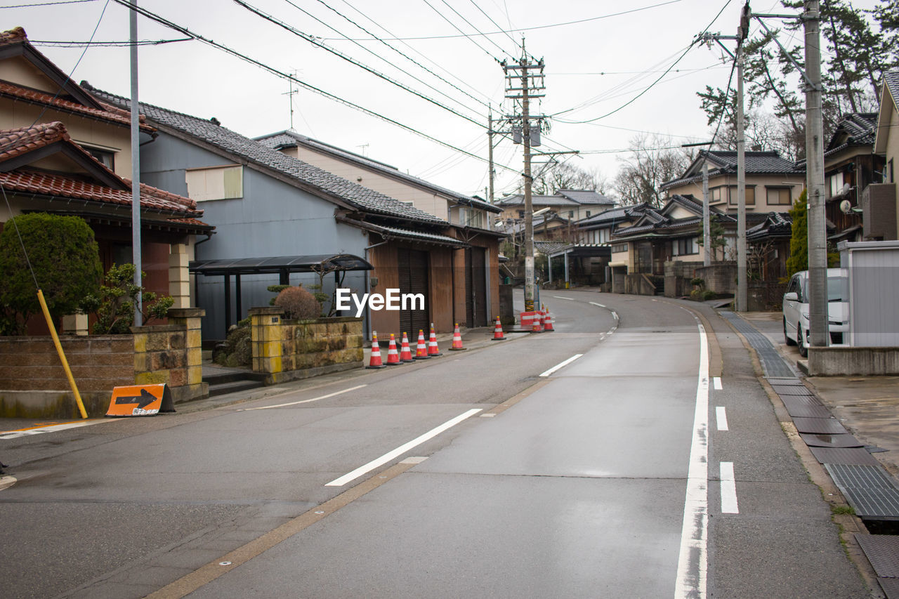 ROAD BY BUILDINGS IN CITY