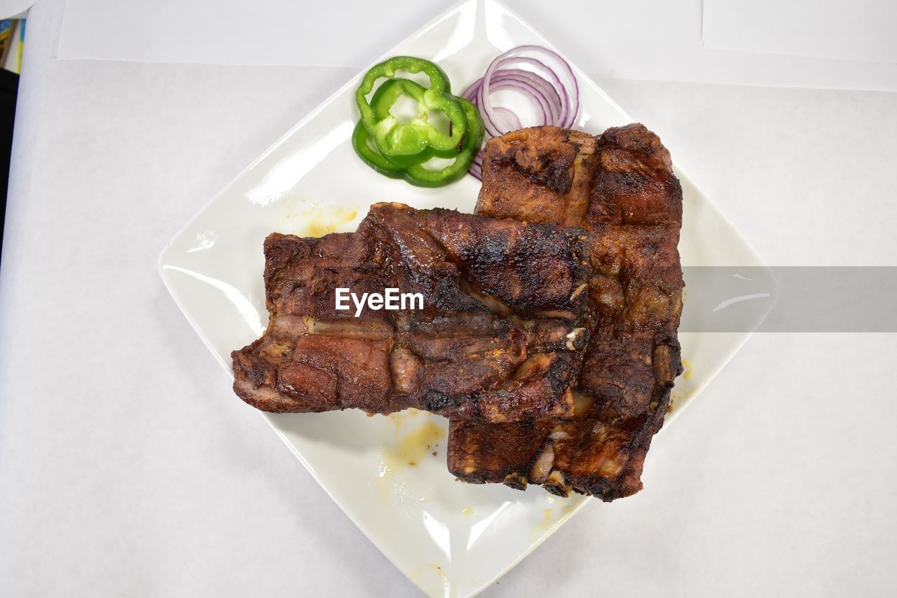 HIGH ANGLE VIEW OF FOOD SERVED IN PLATE