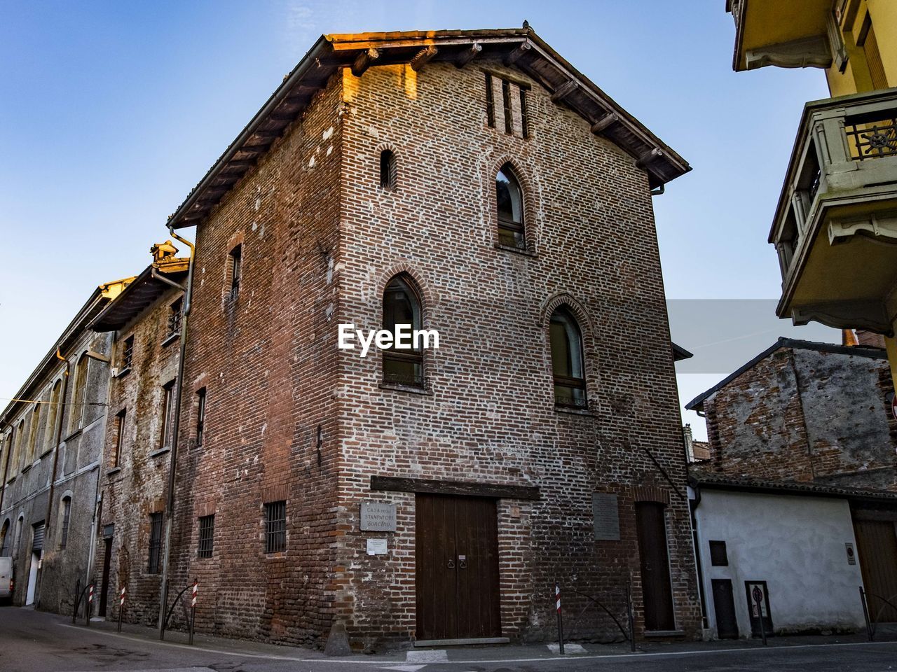 LOW ANGLE VIEW OF BUILDINGS AGAINST SKY