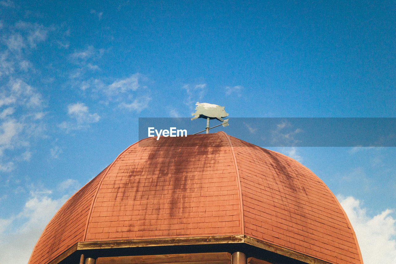 LOW ANGLE VIEW OF WATER TOWER AGAINST BLUE SKY